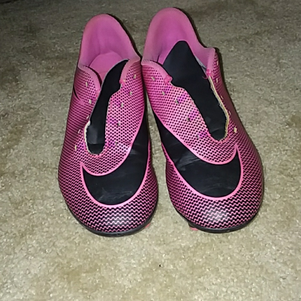 Nike (women size 6)Kids bravata soccer cleats